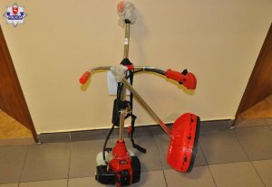 Odzyskana przez policjantów kosa spalinowa.