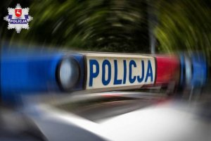 Podświetlony napis Policja na dachu radiowozu