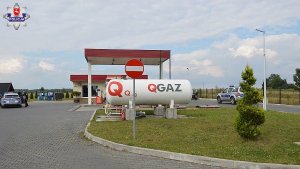 Stojące na stacji paliw dwa radiowozy.