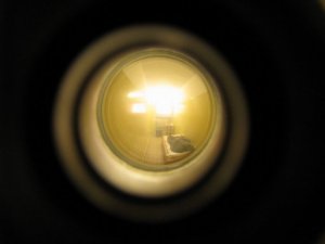 Wizjer w drzwiach pomieszczenia dla osób zatrzymanych.