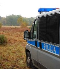 Policyjny radiowóz w tle las