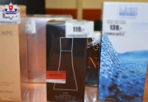 Pięć opakowań z perfumami.