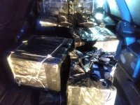 Ofoliowane tekturowe kartony we wnętrzu samochodu.