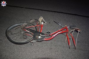 Leżący na jezdni uszkodzony rower