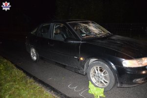 Stojący na jezdni samochód osobowy z rozbitą przednią szybą