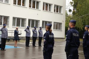 Na placu przed budynkiem komendy: od prawej Komendant Miejski Policji w Chełmie wraz z zastępcami, specjalista Zespołu Kadr i Szkolenia i dowódca uroczystości.