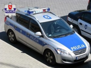 Policyjny radiowóz na ulicy.