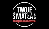 Plakat akcji z napisem Twoje światła-Nasze bezpieczeństwo.  Oświetlaj, nie oślepiaj, sprawdzaj światła regularnie.