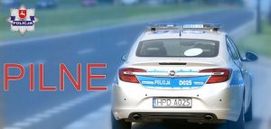 Oznakowany radiowóz stojący na poboczu drogi