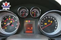 Zegary na desce rozdzielczej samochodu wraz z licznikiem przejechanych kilometrów