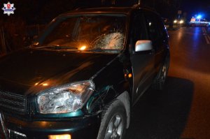 Stojący na jezdni uszkodzony samochód