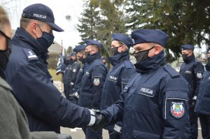 Komendant Miejski Policji w Chełmie wręcza legitymacje służbowe i gratuluje młodym policjantom