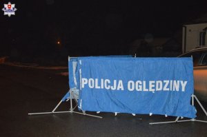 napis policja oględziny na niebieskiej takninie