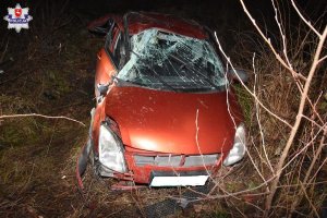 rozbity samochód w kolorze pomarańczowym