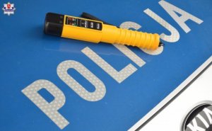 Alkomat leżący na masce radiowozu