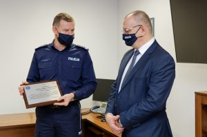 Od lewej Komendanta Miejski Policji w Chełmie i Pierwszy Zastępca Komendanta Miejskiego Policji w Chełmie w pomieszczeniu komendy