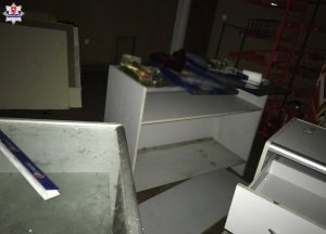 Regał z półkami i szafki stojące w pomieszczeniu.