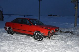 Stojący na poboczu uszkodzony samochód