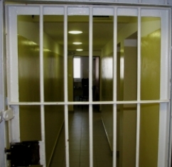 Drzwi z metalowymi kratami