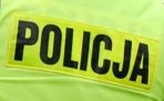 Napis Policja na kamizelce odblaskowej
