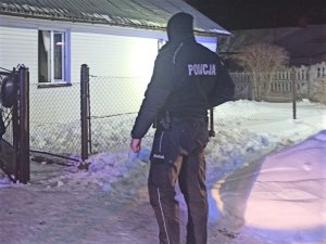 Policjant na tle domu