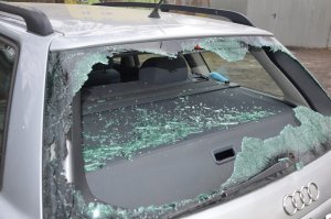 Tył samochodu osobowego z rozbitą szybą