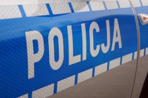 Napis Policja na drzwiach radiowozu
