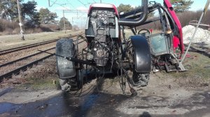 Uszkodzony ciągnik rolniczy na przejeździe kolejowym