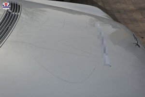 Uszkodzona maska pojazdu