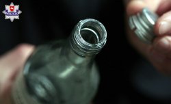 Butelka i zakrętka w dłoniach