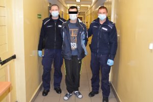 Policjanci z zatrzymanym mężczyzną