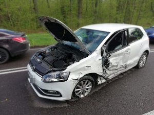 Uszkodzony samochód stojący na jezdni