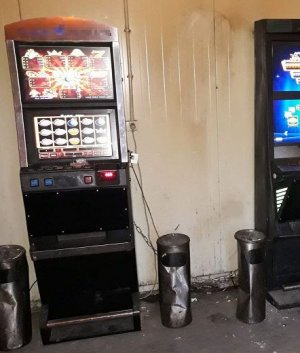 Automaty stojące w pomieszczeniu