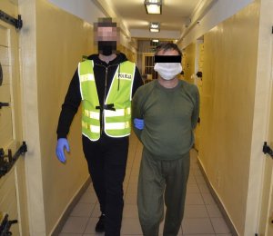 Policjant z zatrzymanym mężczyzną