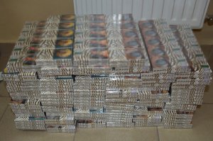 Kartony z papierosami leżące na posadzce