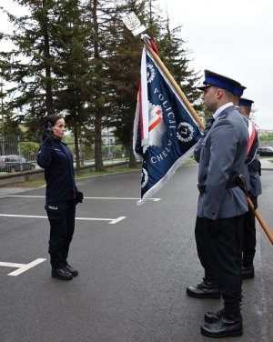 Ślubowanie policjantki na sztandar komendy