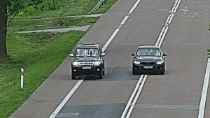 Kierowca BMW wyprzedza pojazd w miejscu niedozwolonym.