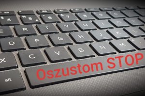 Klawiatura komputera i napis oszustom stop
