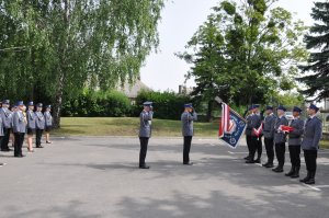 Komendant Miejski Policji w Chełmie wita się ze sztandarem komendy