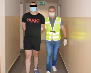 Policjant z zatrzymanym mężczyzną