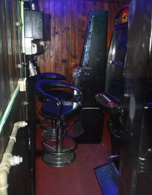 Dwa automaty do gier hazardowych stojące w pomieszczeniu