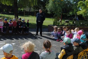 Policjant i dzieci uczestniczące w spotkaniu