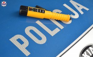 Alkomat AlcoBlow na masce radiowozu