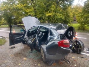 Rozbity samochód na jezdni