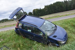 Uszkodzony samochód na poboczu