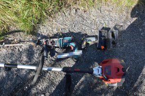 Odzyskane elektronarzędzia leżące na ziemi