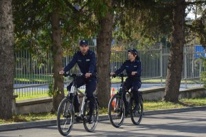 Policjanci jadący na rowerach