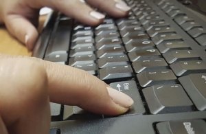 Dłonie na klawiaturze komputera