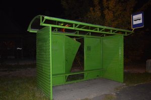 Wiata przystanku autobusowego z wypchniętą z tyłu blachą