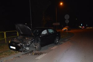 Rozbity samochód stojący na ulicy.